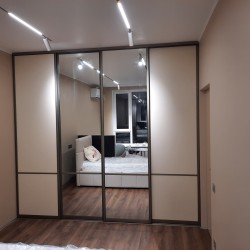 Раздвижные двери купе для встроенного шкафа в спальне 